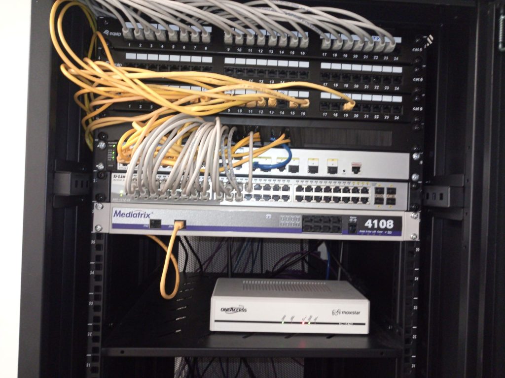 Armario rack de red instalado por MVR System en una empresa