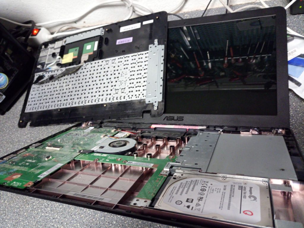 Portátil abierto en el taller de MVR System durante una reparación